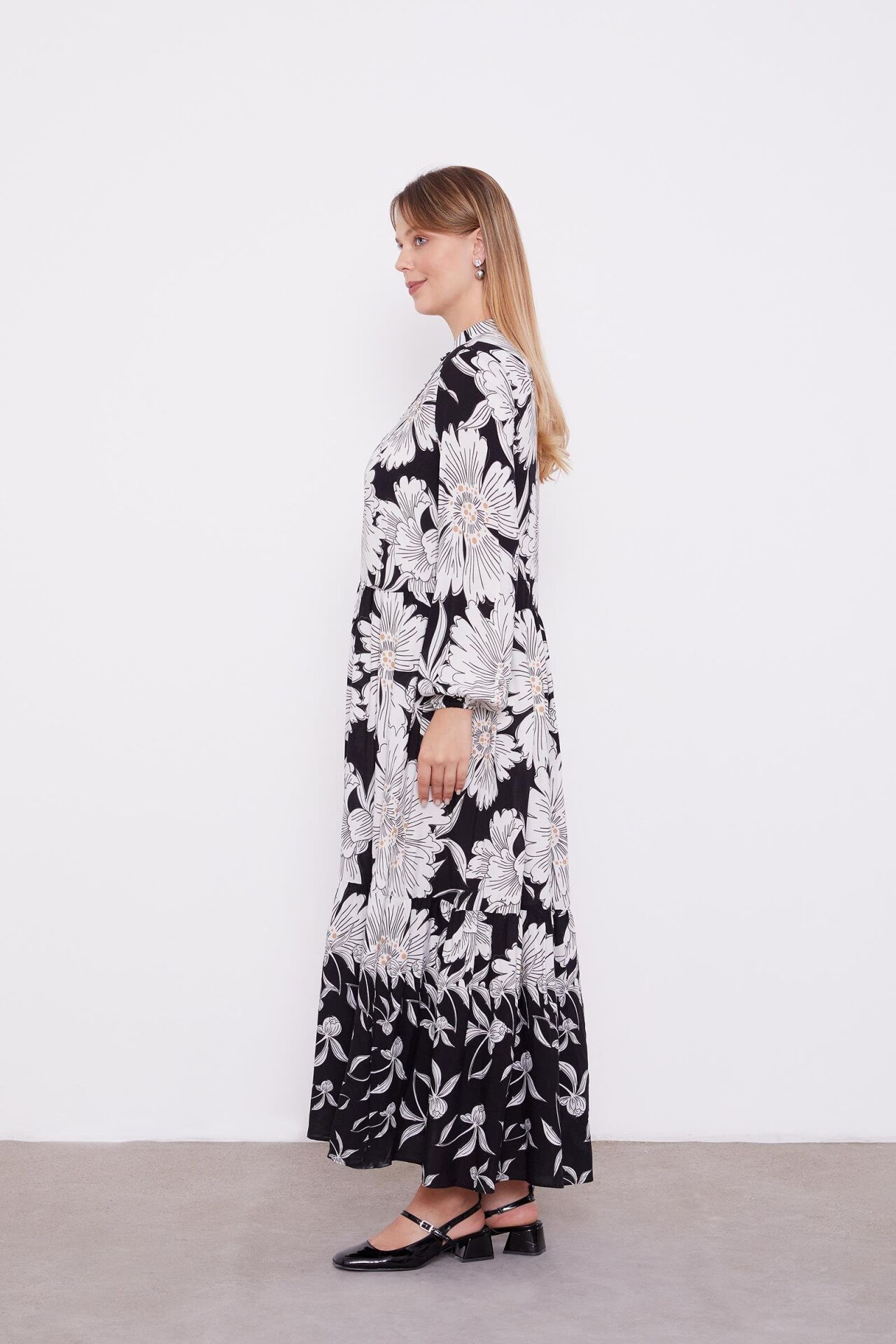 Siyah Çiçek Desen Volanlı Elbise