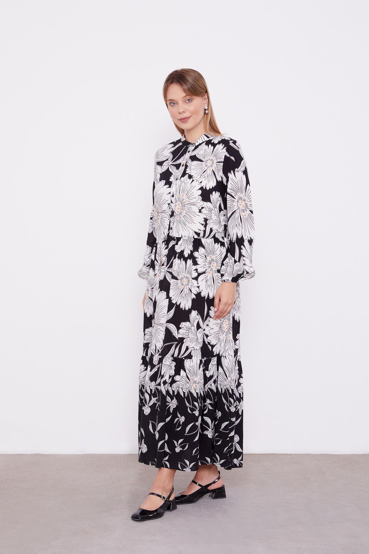 Siyah Çiçek Desen Volanlı Elbise